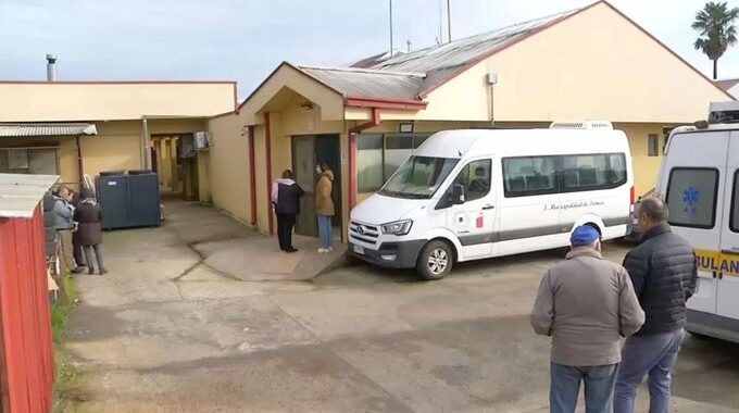 PiensaPrensa's tweet photo. Cesfam de Pemuco, región del Ñuble, se encuentra sin doctores. Médicos se habrían dado licencia entre ellos. Los siete médicos del recinto se encuentran con licencia médica, dejando el centro asistencial y a los vecinos pacientes sin la atención de los profesionales. La ausencia de los médicos ha ocasionado problemas para los ciudadanos de Pemuco. "Una señora caminó 1 hora desde el campo, tenía hora médica y le dicen 'no hay doctor' y le agendaron la hora para el 31 de mayo".
La situación de los médicos se habría originado como una forma de "protesta", debido a que el pasado 16 de mayo hubo un concejo municipal, instancia en que los concejales votaron para quitarle un incentivo a los médicos del Cesfam.