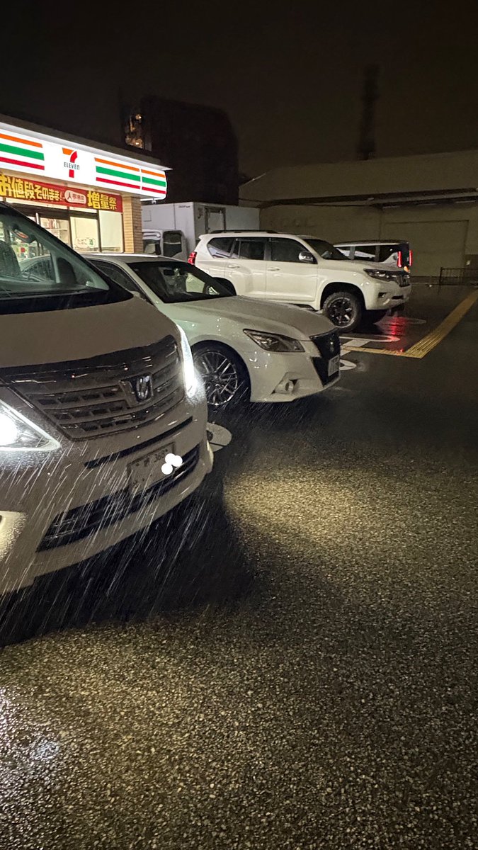 ハローキティとコラボしてるガソリンスタンド行ってみたけど友達興奮してて笑った笑