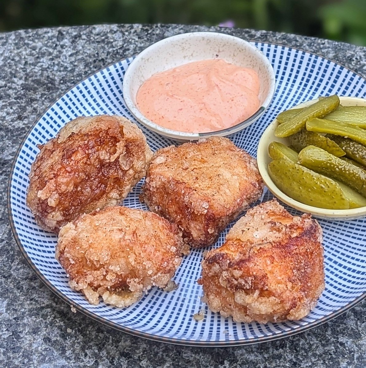 Homemade crispy fried chicken - with a brine infused with black tea, cloves and pineapple juice, and a potato-flour crust, this is such a genius recipe (from Julie Lin's fabulous new cookbook, Sama Sama). Went down a storm round ours!🔥