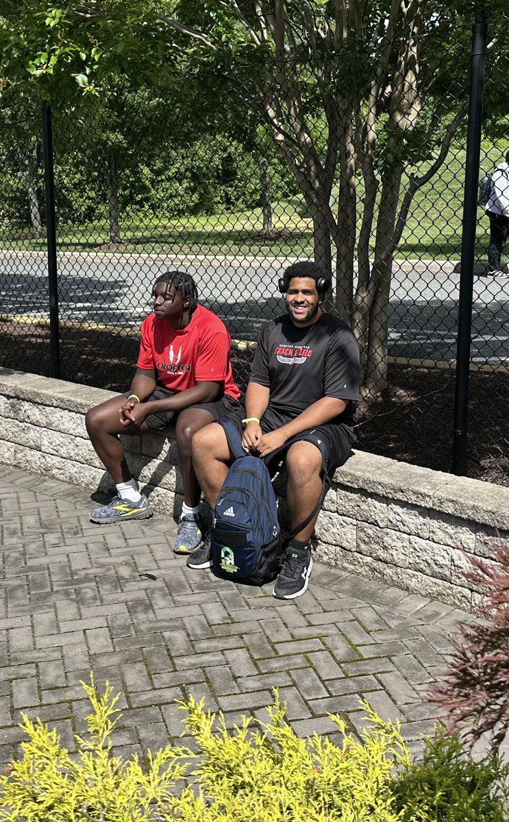 Just out of frame across from my two throwers is the fryer station for the concessions. Blasting classic R&amp;B. Would you be hanging out there before your comp? ☺️.