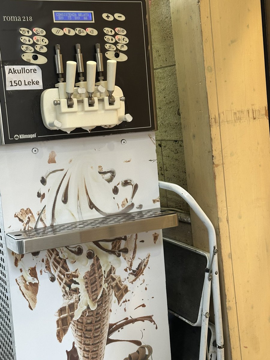 Ihatehoney2's tweet photo. Ice cream from the machine is the best thing to ever exist https://t.co/ulP9rbCW64