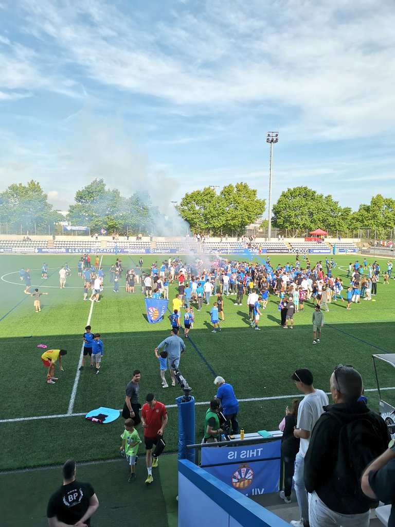 Juan Luis Ruiz /❤️ (@juanluisruizvng) on Twitter photo ⬆️ ⚽ AVUI, SÍ. Ho teníem a tocar i ho hem aconseguit! El <a href="/cfvng/">Vilanova Geltrú CF</a> ha certificat l'ascens a 3a divisió després de vèncer per 2-1 al Vilafranca.
🙌🏼 Orgull d'equip. L'enhorabona a tota la plantilla, staff i directiva per la feina feta.
🗣️ SOM DE 3A, SOM-HI, VILANOVA! 💙🤍 ⬆️ ⚽ AVUI, SÍ. Ho teníem a tocar i ho hem aconseguit! El <a href="/cfvng/">Vilanova Geltrú CF</a> ha certificat l'ascens a 3a divisió després de vèncer per 2-1 al Vilafranca.
🙌🏼 Orgull d'equip. L'enhorabona a tota la plantilla, staff i directiva per la feina feta.
🗣️ SOM DE 3A, SOM-HI, VILANOVA! 💙🤍