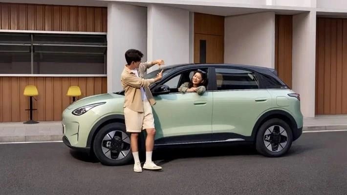 sezginyilmz's tweet photo. 9500 dolarlık #Geome Xingyuan, BYD'yi alt etti.
Çinli #otomobil üreticisi #Geely'nin 9500 dolar gibi iddialı bir fiyatla satışa çıkardığı elektrikli otomobili Geome Xingyuan, #BYD'nin popüler modellerini bile geride bırakarak #Çin'de zirveyi aldı.
#Borsa #Otomotiv #China https://t.co/HiuIgaNP1F