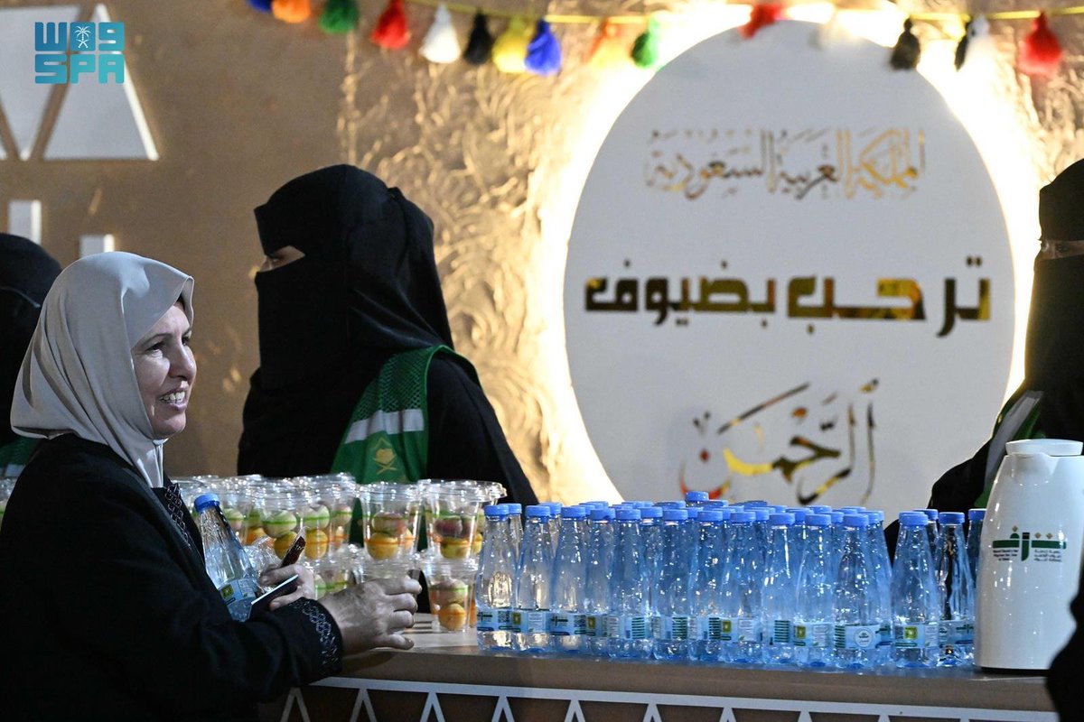 #صور_واس | الابتسامة على محيّا ضيوف الرحمن تجسّد ما يلقونه من حفاوة استقبال وكرم ضيافة في مدينة الحجاج بمنفذ حالة عمار.
#واس_حج46⁩ | #واس_عام
