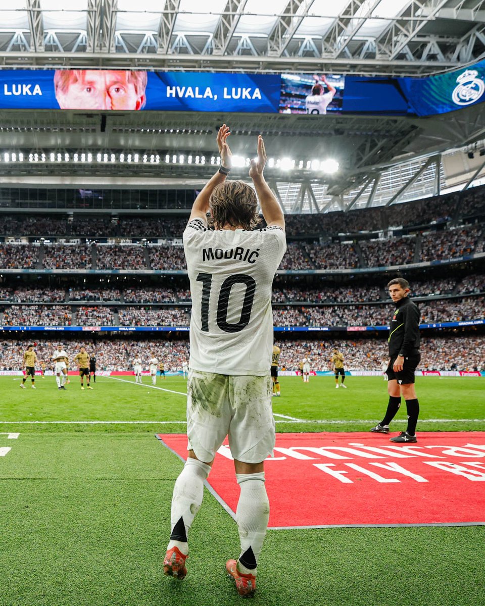 Yo voy a esperar a despedirme
Te quedan aun un par de partidos para hacernos disfrutar como estos ultimos 12 años
Pero hoy ha sido la ultima vez que te hemos visto hacer magia en el Santiago Bernabeu
Ya eres LEYENDA <a href="/lukamodric10/">Luka Modrić</a> ❤️
Una parte del Bernabeu siempre sera tuya 🤍⚽️💜