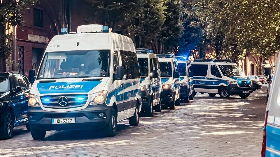 PolizeiBerlin_E's tweet image. Teils vermummte Personen versuchten einen angezeigten Aufzug in #Moabit zu blockieren. Unsere Einsatzkräfte stoppten diese und mussten hierbei unmittelbarer Zwang anwenden. Die Personalien der Personen werden nun von unseren Einsatzkräften festgestellt.
Der angezeigte Aufzug