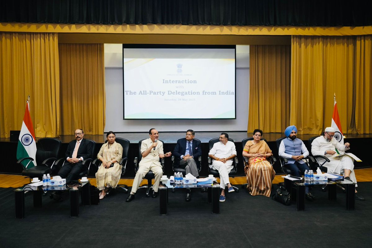 kishtwartimes1's tweet image. Former LoP Rajya Sabha @ghulamnazad, along with a delegation, visited the Indian Embassy in Bahrain, offering floral tributes to Mahatma Gandhi and reaffirming India's stance against cross-border terrorism.
@diprjk @IndiaInBahrain #DPAP
