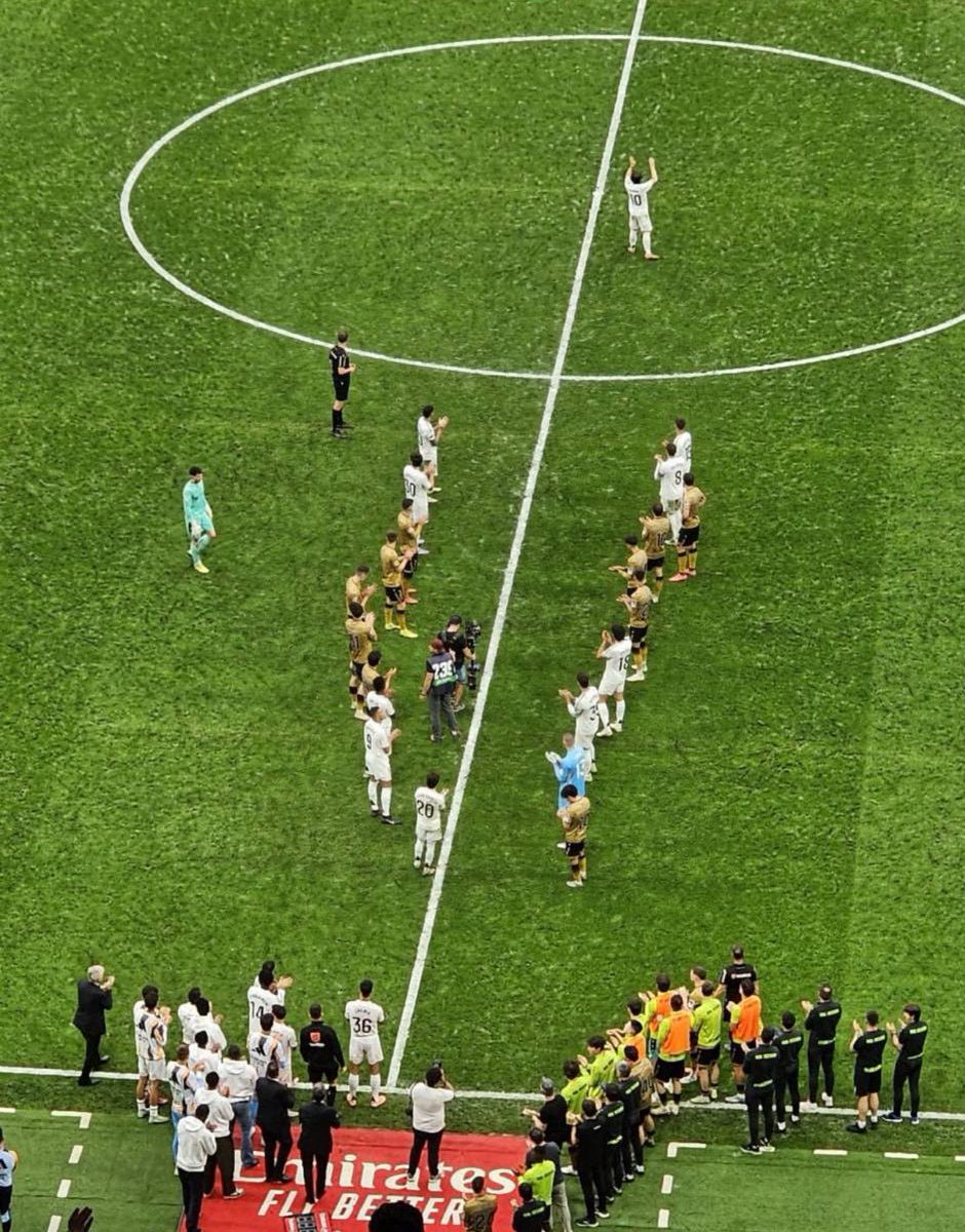 thebroke_dbeee's tweet image. If you have this kind of farewell mid match, that means you had a great career, a legendary one! π₯Ήβ€οΈ