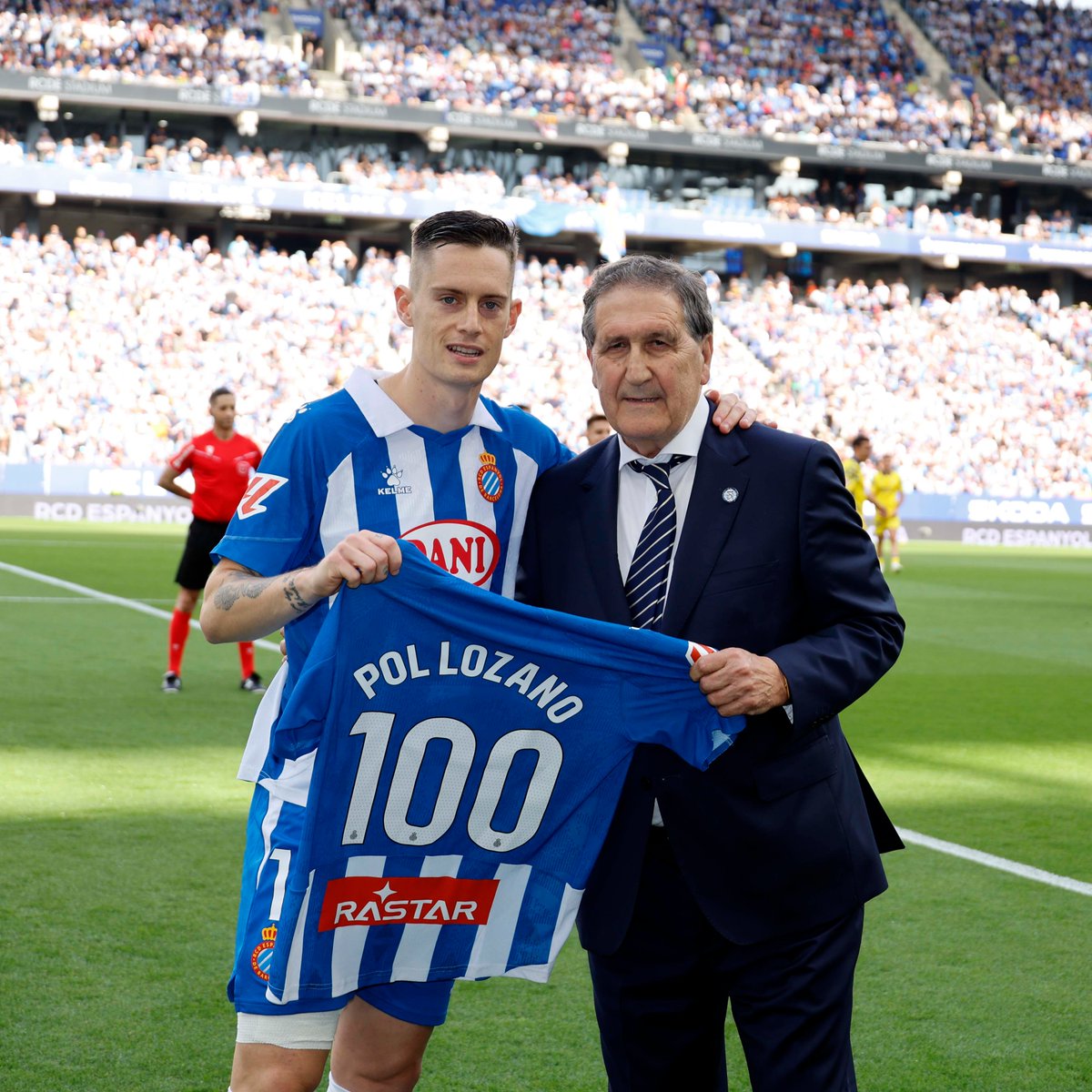 RCD Espanyol de Barcelona (@rcdespanyol) on Twitter photo 💯 Rafa Marañón fa entrega a <a href="/lozanopol26/">Pol Lozano</a> de la samarreta commemorativa pels 100 partits amb la blanc-i-blava.
#EspanyolLasPalmas #RCDE 💯 Rafa Marañón fa entrega a <a href="/lozanopol26/">Pol Lozano</a> de la samarreta commemorativa pels 100 partits amb la blanc-i-blava.
#EspanyolLasPalmas #RCDE