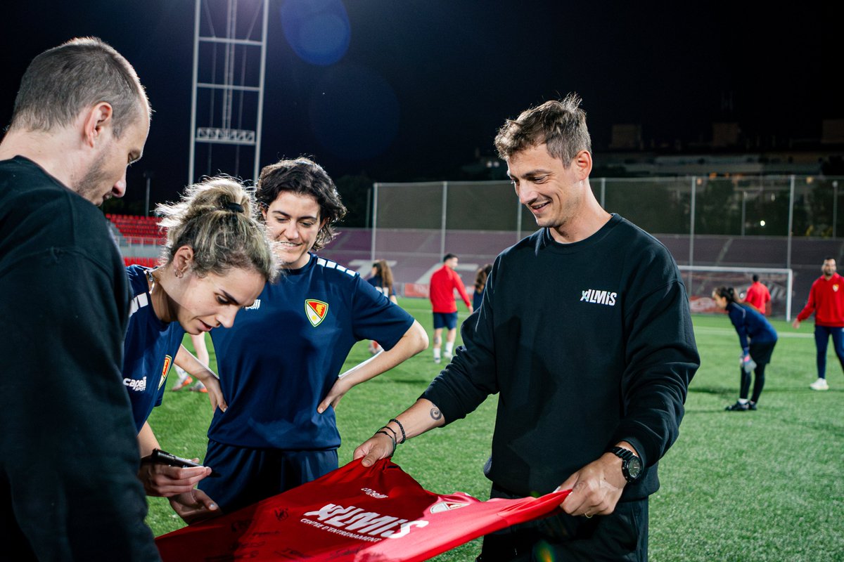 TerrassaFC's tweet photo. 🫡🏋️‍♀️ Visita d’@Almiscentre abans de l’ú𝗹𝘁𝗶𝗺 𝗲𝗻𝘁𝗿𝗲𝗻𝗮𝗺𝗲𝗻𝘁 de la temporada del @TerrassaFC #futfem!

☁️ #ToquemElCel https://t.co/cj3S4Slec3