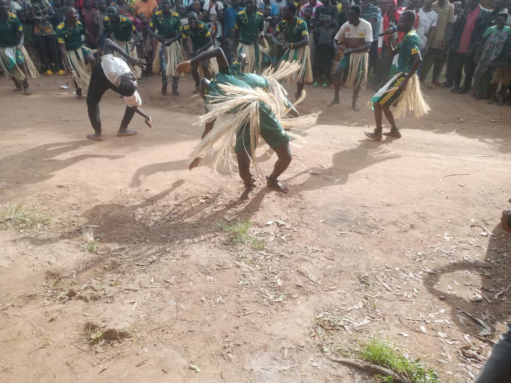 La population de la colline Rangi/Commune Nyanza accueille avec la danse agasimbombo le programme de la coalition BBB de remplacer le CNDD-FDD au pouvoir. La coalition BBB leur a promis la gratuité des soins avec des médicaments
gratuits pour tous les détenteurs de la CAM.