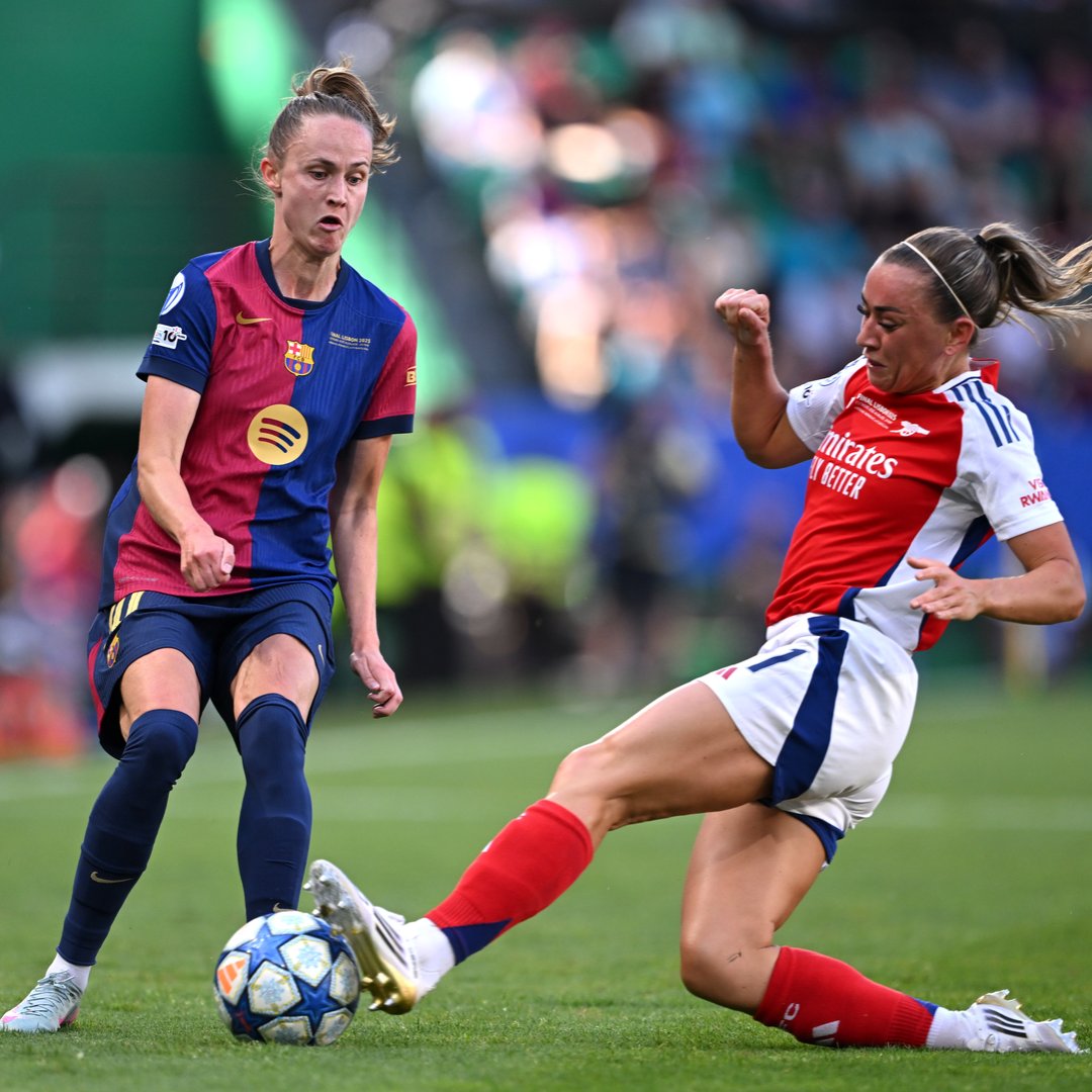 📈 1ª parte de menos a más del Barça: 
➡️ Poca relación entre Hansen y Aitana, una de las mejores armas del FCB.
➡️ El Arsenal (4-4-2) lo sabe e inclina el juego a IZQ donde Fox y Williamson están muy cómodas.
➡️ Pocas apariciones de Aitana, Alexia y Pina en cuadrados.