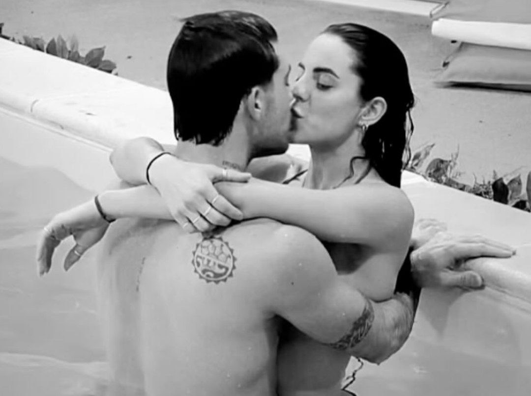 Grazi975's tweet photo. L amore vince su tutto❤️. 
Per gli haters il tempo darà le giuste risposte. 
Adesso godo io 💪💪💪. #shailenzo 
#lolliners https://t.co/CLHv2yvtuo