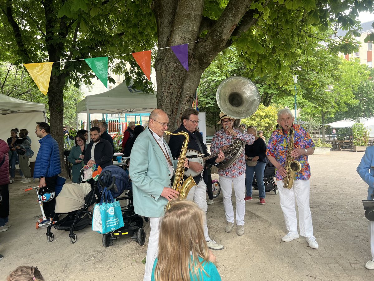 Gregory Canal (@gregorycanal) on Twitter photo Samedi anime à <a href="/mairie15/">Mairie du 15</a> avec la fête des familles, les portes ouvertes de la caserne Grenelle, la fête paroissiale de Saint-Leon et la fête de quartier Emeriau/Zola <a href="/Philippe_Goujon/">Philippe Goujon</a> <a href="/jhsemelle/">Jacques-Henri Semelle</a> <a href="/AnneChDusseaulx/">Anne-Charlotte Dusseaulx</a> <a href="/SCeyrac/">Sylvie Ceyrac</a> Samedi anime à <a href="/mairie15/">Mairie du 15</a> avec la fête des familles, les portes ouvertes de la caserne Grenelle, la fête paroissiale de Saint-Leon et la fête de quartier Emeriau/Zola <a href="/Philippe_Goujon/">Philippe Goujon</a> <a href="/jhsemelle/">Jacques-Henri Semelle</a> <a href="/AnneChDusseaulx/">Anne-Charlotte Dusseaulx</a> <a href="/SCeyrac/">Sylvie Ceyrac</a>