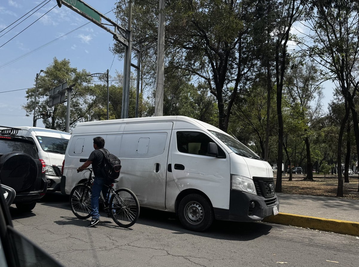 laisha0816's tweet photo. @LaSEMOVI @SSPCMexico @locatel_mx  vehículos de reparto estacionados en sentido contrario sobre henry Ford esquina ferrocarril Hidalgo https://t.co/XTvCiTm9Jb