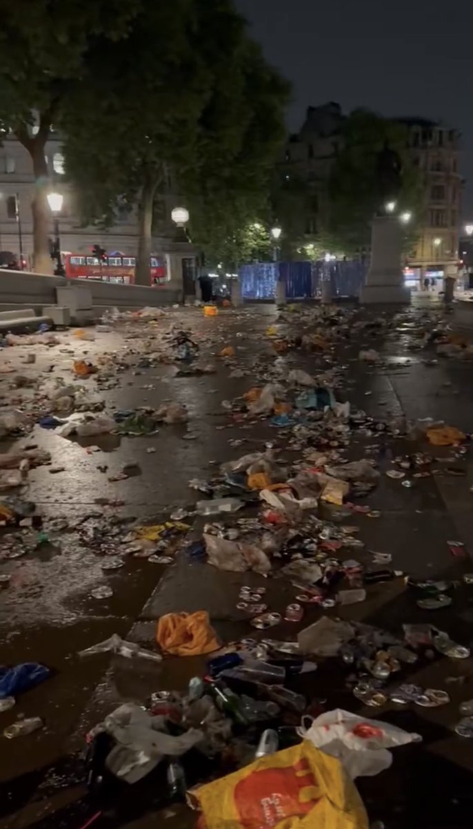 paulwallsend's tweet image. This is how they left Trafalgar Square the difference in class between us and them on and off the pitch has never been greater as for next season they will be down before the Xmas decorations 🖤🤍
