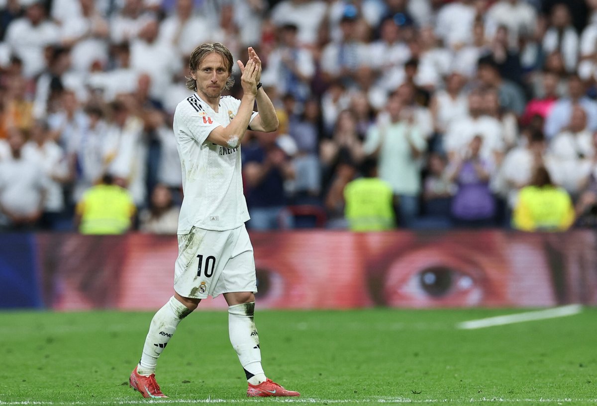 It's never easy to say goodbye to your home… 🏟️
2018 Ballon d'Or winner Luka Modrić says goodbye to the Santiago Bernabéu. 💛

#ballondor