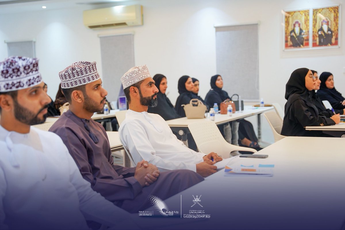 Mcsy_GovernBatN's tweet photo. وسط تفاعل كبير من المشاركين نفذت المديرية ورشة "أسرار النجاح في المسابقات الفنية" ضمن برنامج تكوين 2025 والتي قدمها د. علي الجابري استعرض فيها أهم الاستراتيجيات والتقنيات للفوز في المسابقات الفنية، وذلك بقاعة المحاضرات بالمجمع الرياضي بصحار🎨💡 https://t.co/8hxvkQ2Qdd