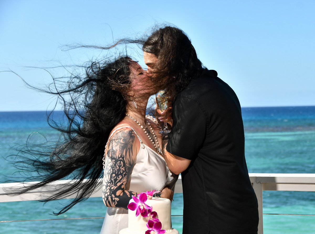 zurastral's tweet image. Oh to get married on a windy day by the sea ♡
I'm so grateful I get to spend the rest of my life with my lover and best friend.