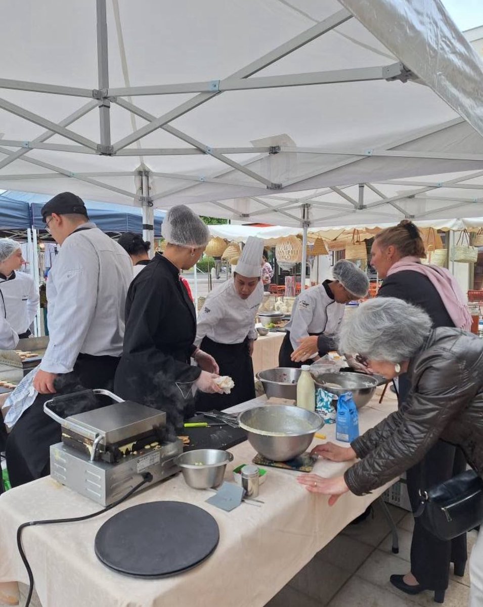 ericberdoati's tweet image. Très belle animation sur le marché des Avelines ce matin à l’occasion de la fête des mères. Merci aux équipes du lycée Santos Dumont