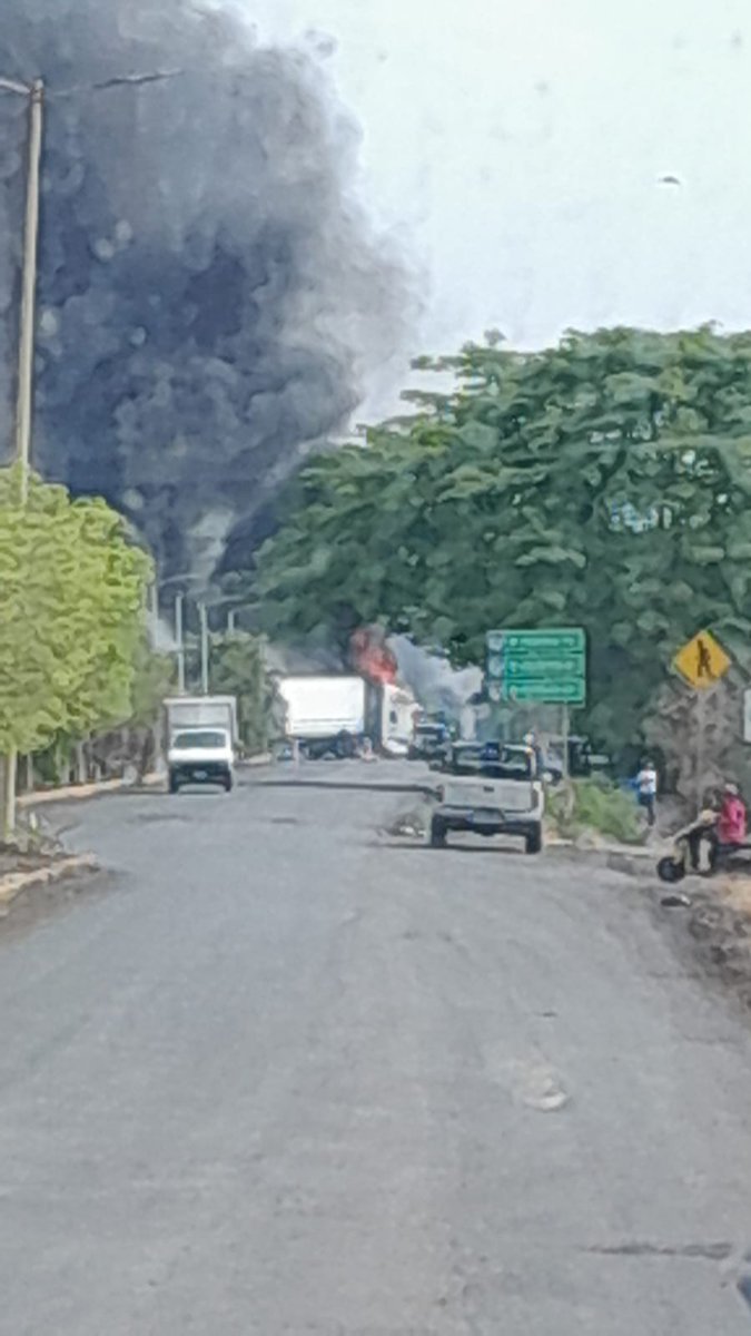 HRS4NTOS's tweet photo. Sujetos realizan al menos dos bloqueos con vehículos sobre la carretera Apatzingán-Buenavista y Buenavista-Peribán, tras un operativo militar por aire y tierra. @Defensamx1 @SSPCMexico @SSeguridad_Mich @FuriaNegra77 @Libro_negro_ @clnactivado_1 @catrina_nortena @MarcosBedoya https://t.co/1i8P9RxUeA