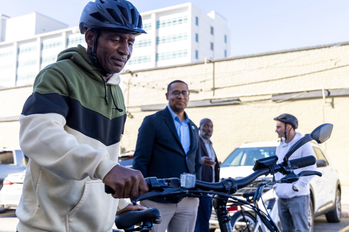 paroleproject's tweet image. Our clients have ridden nearly 5,000 miles in six months on electric bikes thanks to a multi-agency partnership that enhances workforce development & increases economic productivity across the capital region. Learn more about our Ride to Work program here: paroleproject.org/ebr-metro-coun…