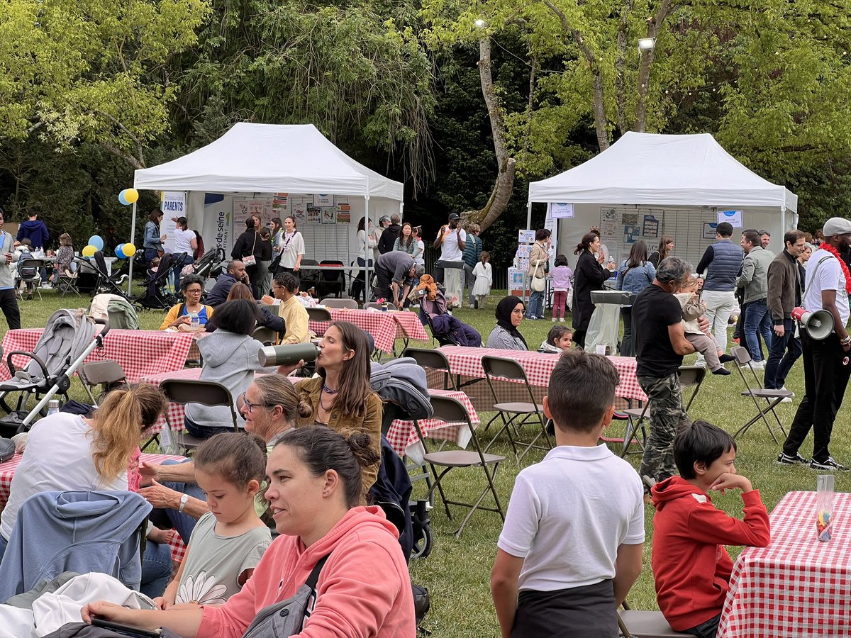 ericberdoati's tweet image. Belle réussite cette après midi pour la fête de la famille @VilleSaintCloud 
Bravo aux équipes et merci aux familles présentes en très grand nombre. Une mention spéciale pour les mamans récompensées