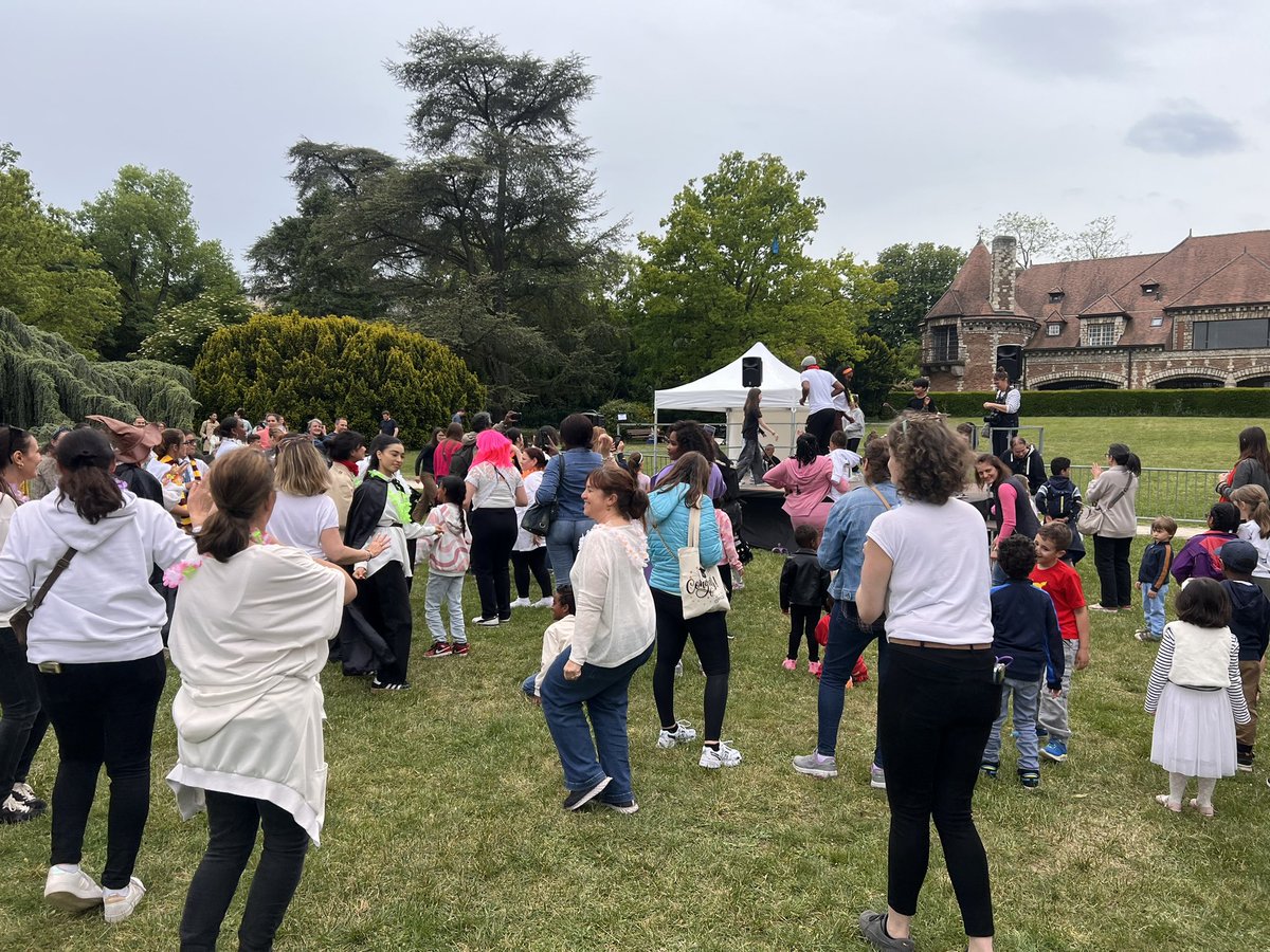 ericberdoati's tweet image. Belle réussite cette après midi pour la fête de la famille @VilleSaintCloud 
Bravo aux équipes et merci aux familles présentes en très grand nombre. Une mention spéciale pour les mamans récompensées
