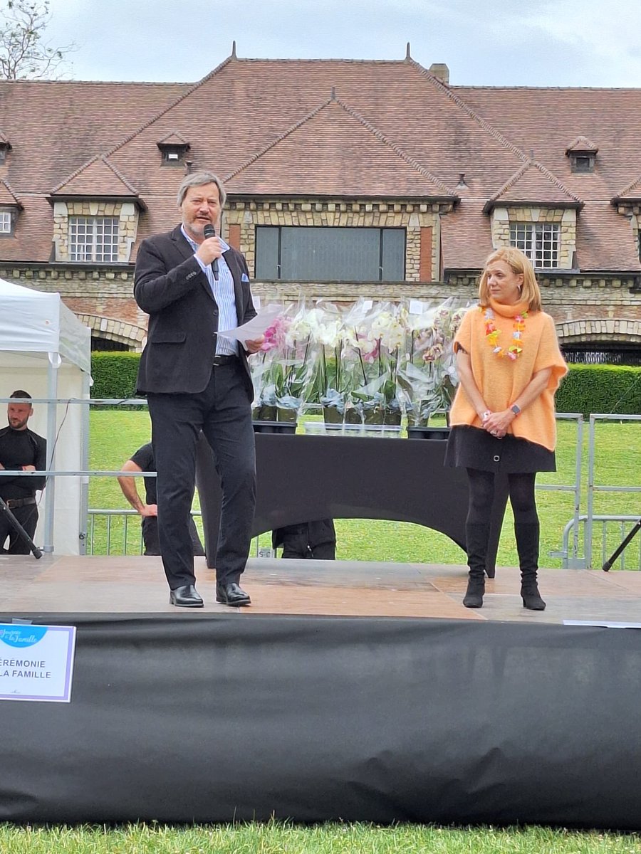 ericberdoati's tweet image. Belle réussite cette après midi pour la fête de la famille @VilleSaintCloud 
Bravo aux équipes et merci aux familles présentes en très grand nombre. Une mention spéciale pour les mamans récompensées