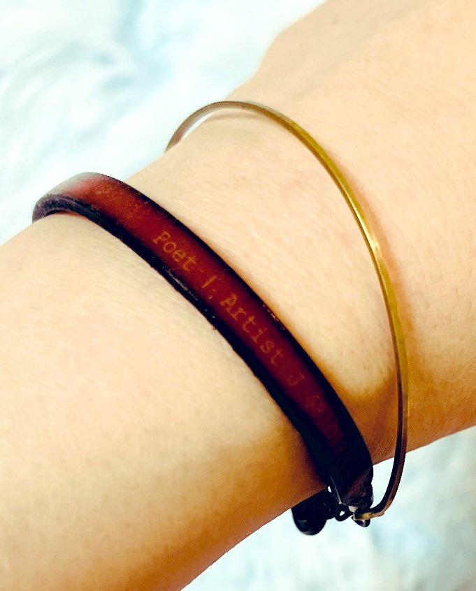 明日のライブビューイングは
当時チングちゃんと作った
ブレスをつけていこう

「 Poet  l  Artist  J  48101214 」

#샤이니의_열일곱번째_민트빛오월
#Happy_SHINeeDay
#SHINee_17th_Debut_Anniversary
#SHINee #SHINee_PoetlArtist