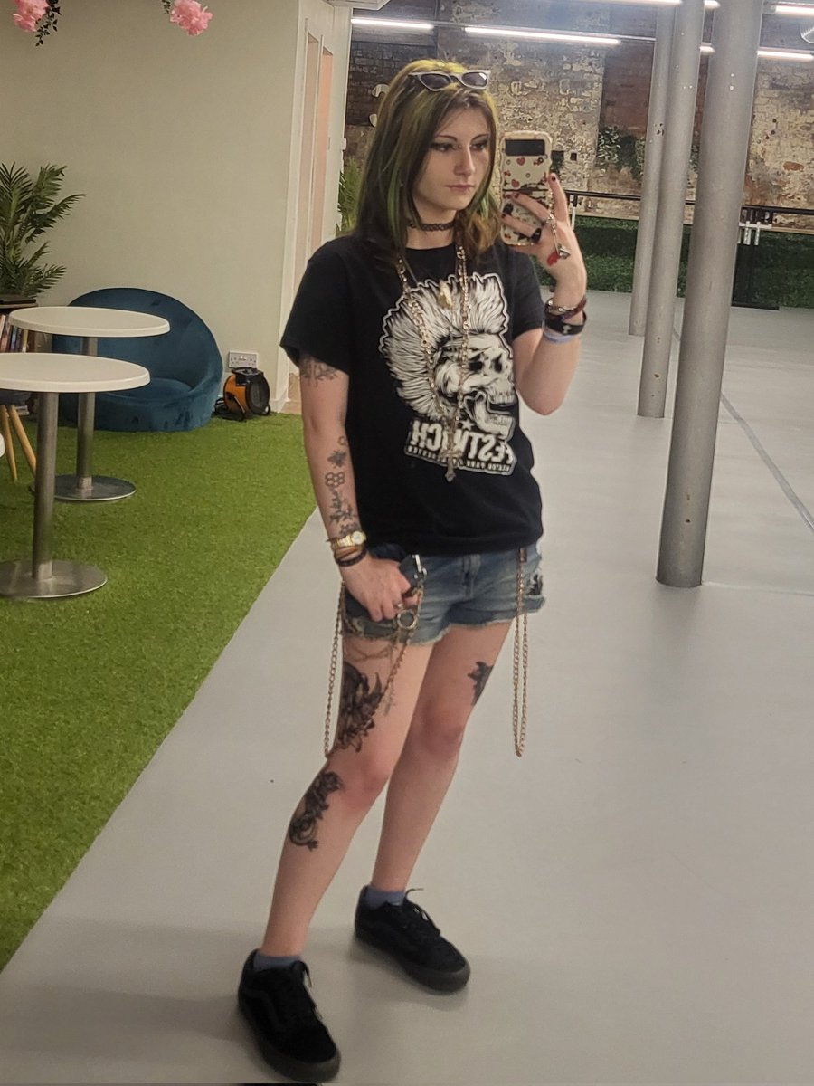 a_goth_rat's tweet photo. New hair 💚🖤 https://t.co/Lc4eCwoRPm