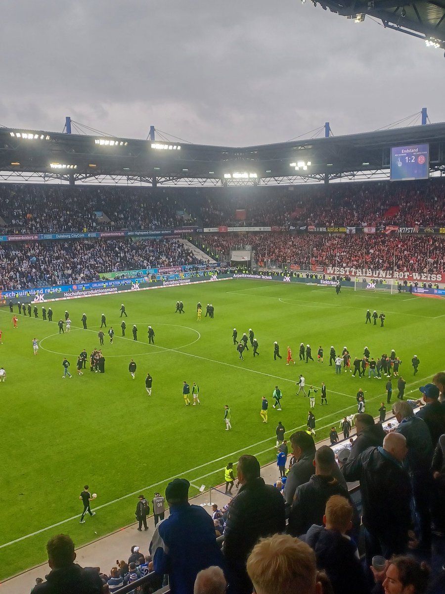 ⚽️ MSV Duisburg - Rot Weiss Essen 1-2! Een ferme burenruzie met ruim 27.000 toeschouwers als slotstuk van dit seizoen. Met de winst van de Niederrheinpokal mag RWE zich melden in de eerste ronde van de DFB-Pokal. #msvrwe