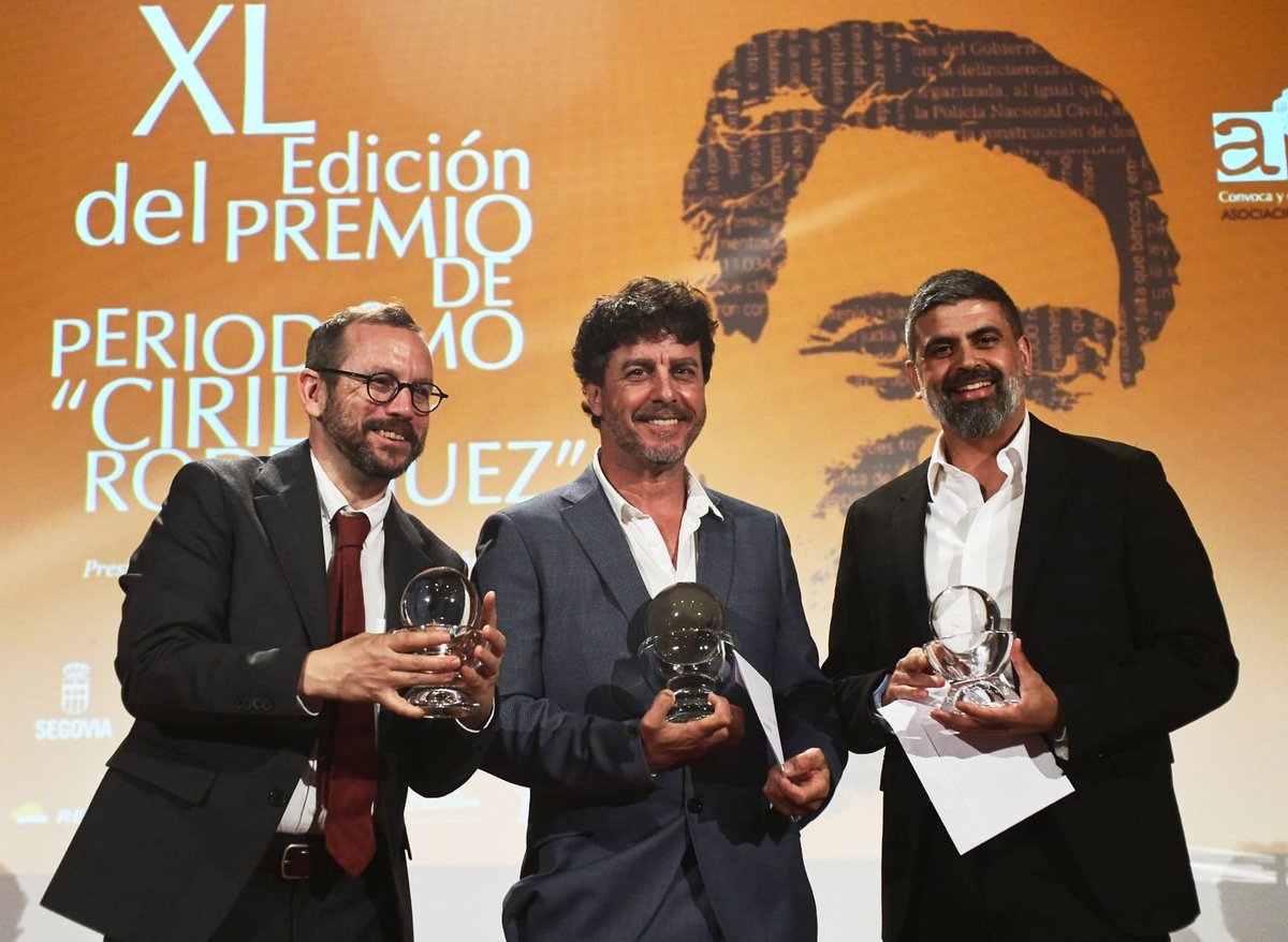 EmilioMorenatti's tweet image. Feliz de recibir el premio Cirilo Rodríguez de periodismo este fin de semana en Segovia. Competía junto a los grandes periodistas Nicolas Castellano, de la Cadena Ser, y Antonio Delgado, corresponsal de RNE en París. Cualquiera de los dos se merecían el premio tanto o mas que yo.