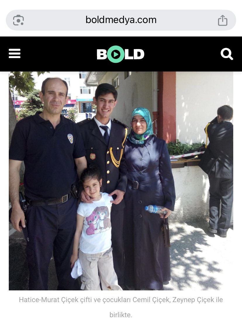 Cemil Çiçek’in annesinin adı Hatice babasının adı ise Murat aşağıdaki fotoğrafta ise babasının yakasında polis arması var. Av. Cemil Çiçek’in de polis kolejindeki fotoğrafı.