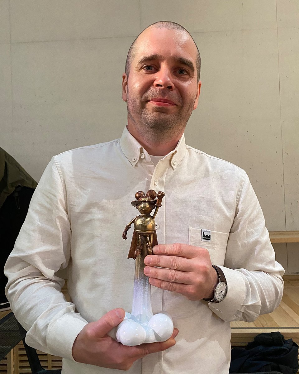 CHKN85's tweet image. I'm a bit late with that post. But here it is. This is me a week ago, holding the Orient Men prize for the best polish comic book of 2025 at @komiksowa_warszawa. 
All this wouldn't be possible without my dear family and my friends at @naglecomics and of course you guys! Thanks!