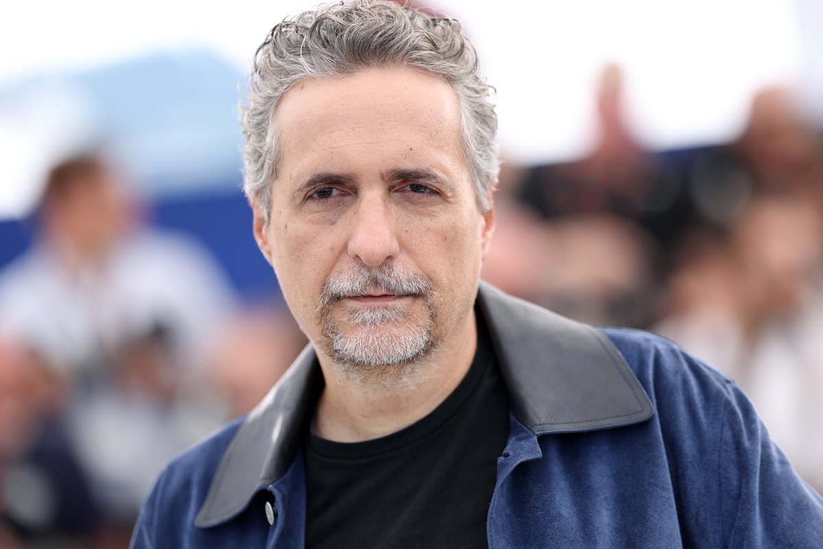 Kleber Mendonça Filho wins the #Cannes best director prize for "The Secret Agent." variety.com/2025/film/fest…