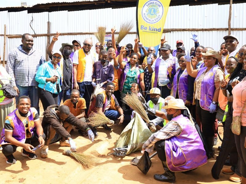 Armed with shovels and brooms, Kampala East 'Lions' clean Nakawa Market 

This clean-up drive is part of a global Lions Club environmental initiative, aimed at roaring out a powerful message: 'A clean market is a healthy market'. 

DETAILS👉buff.ly/MSfvsUC