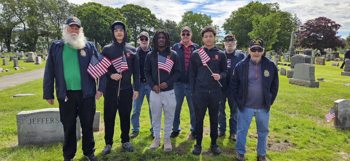 Red_devilhoops's tweet image. Members of our boys basketball team help the local American Legion place a fresh flag on graves of those who served in honor of Memorial Day.