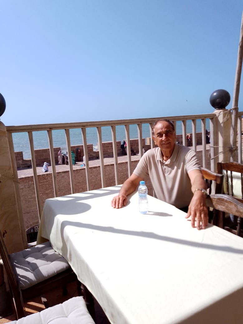 جذع نخلة في باب بيتنا إن قلعناه نخاف أن يسقط علينا فيقتلنا وأن أبقيناه تعثرنا به عندما نحاول الخروج من ورطنا .  مقال نشر اليوم في جريدة الزمان الغراء لمن يود قراءة المقال الوصلة أدناه مع الشكر للجميع :
azzaman.com/%d8%ac%d8%b0%d…