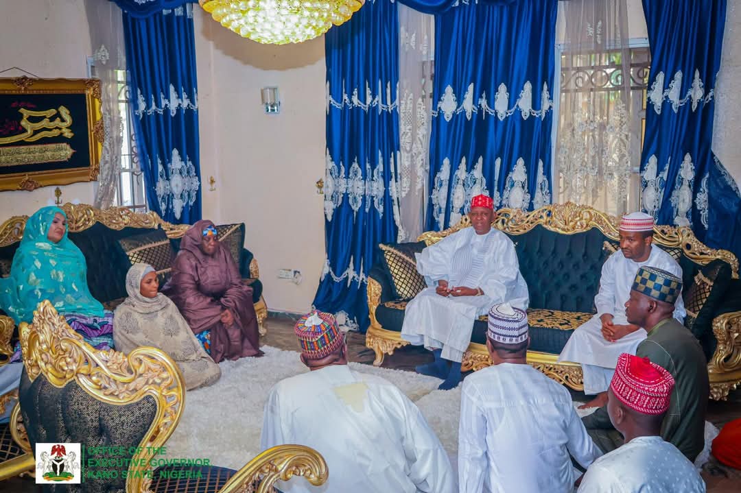 Deenos68's tweet image. Mai girma gwamnan jihar kano Alhaji ABBA K YUSUF yasamu damar yiwa yan uwa da iyalan marigayi Alhaji Hassan Muhd Masarani ta’aziya a garin Abuja, inda yayi addu’ar Allah ubangiji ya jikansa da rahama amin.