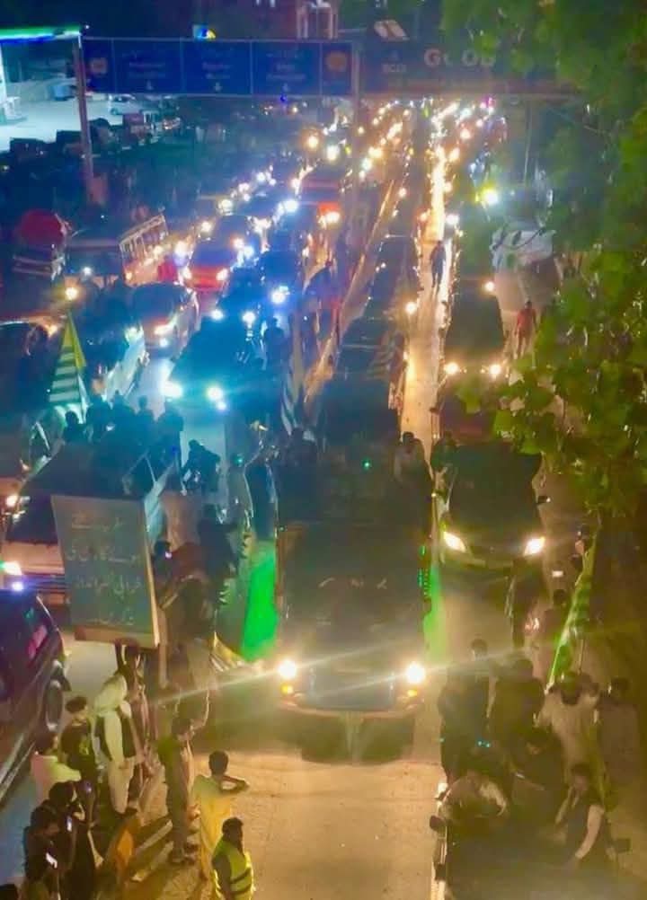 مظفر آباد عوامی ایکشن کمیٹی کے جلسے میں ہزاروں افراد کی شرکت۔پونچھ اور میرپور سے کئی ہزار گاڑیوں کا قافلہ مظفر آباد شہر میں داخل ہوا۔