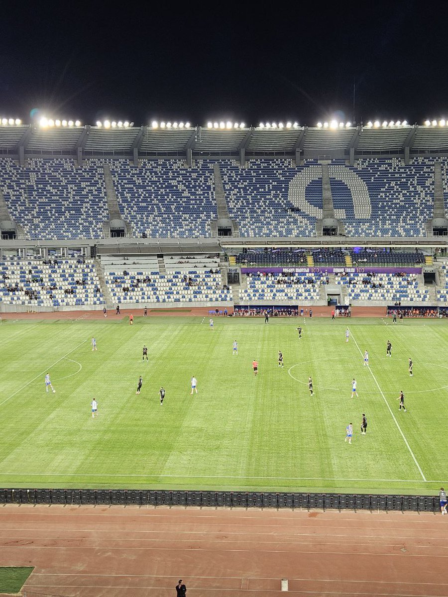 Принципиальный матч чемпионата Грузии по футболу. Динамо Тбилиси -  Торпедо Кутаиси : на трибунах человек 200...