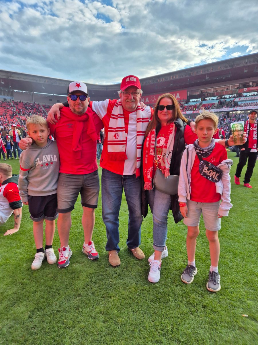 3 generace. 
Jsme šťastní. 
Děkujeme 
<a href="/slaviaofficial/">SK Slavia Praha</a> 
❤️🤍