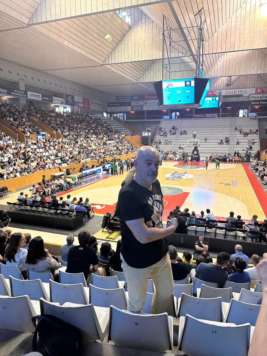 Desde ayer, un nuevo deporte escala hasta el segundo puesto de los que me dejaría arrancar los cojones antes que volver a verlos:
1) Fútbol femenino
2) Harlem Globetrotters
3) campeonato provincial de tiro con arco

Dios, que tortura, esos negros del básquet