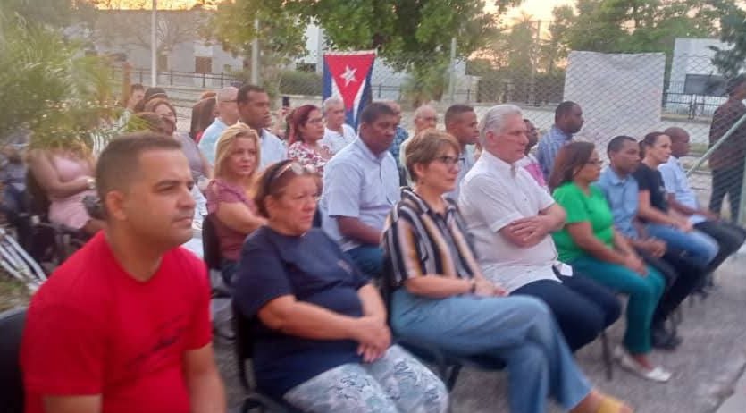 Nuestro Presidente y Primer Secretario del <a href="/PartidoPCC/">Partido Comunista de Cuba</a> <a href="/DiazCanelB/">Miguel Díaz-Canel Bermúdez</a> asiste a barrio debate de los #CDRCuba #Cuba #UnidosXCuba