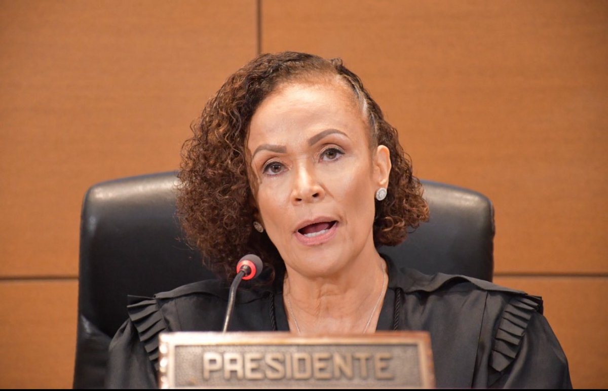 roberta_bastoss's tweet image. Uma juíza condenou o jornal Zero Hora e a colunista Rosane de Oliveira a pagar R$ 600 mil por terem divulgado o salário de uma desembargadora que recebeu mais de R$ 660 mil em um único mês. 

Mesmo com os dados sendo públicos e verdadeiros, a decisão afirma que houve “dano moral”…