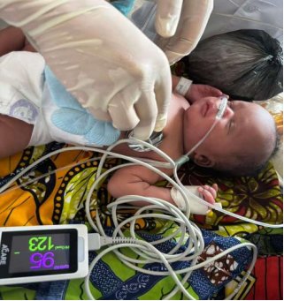 CMT_ToSL's tweet photo. The 26th Chinese Medical Team Saved Newborn in Dramatic Sierra Leone Rescue on 20th May.@julius_maadabio @Amb_WangQing https://t.co/dnsau9sIwa
