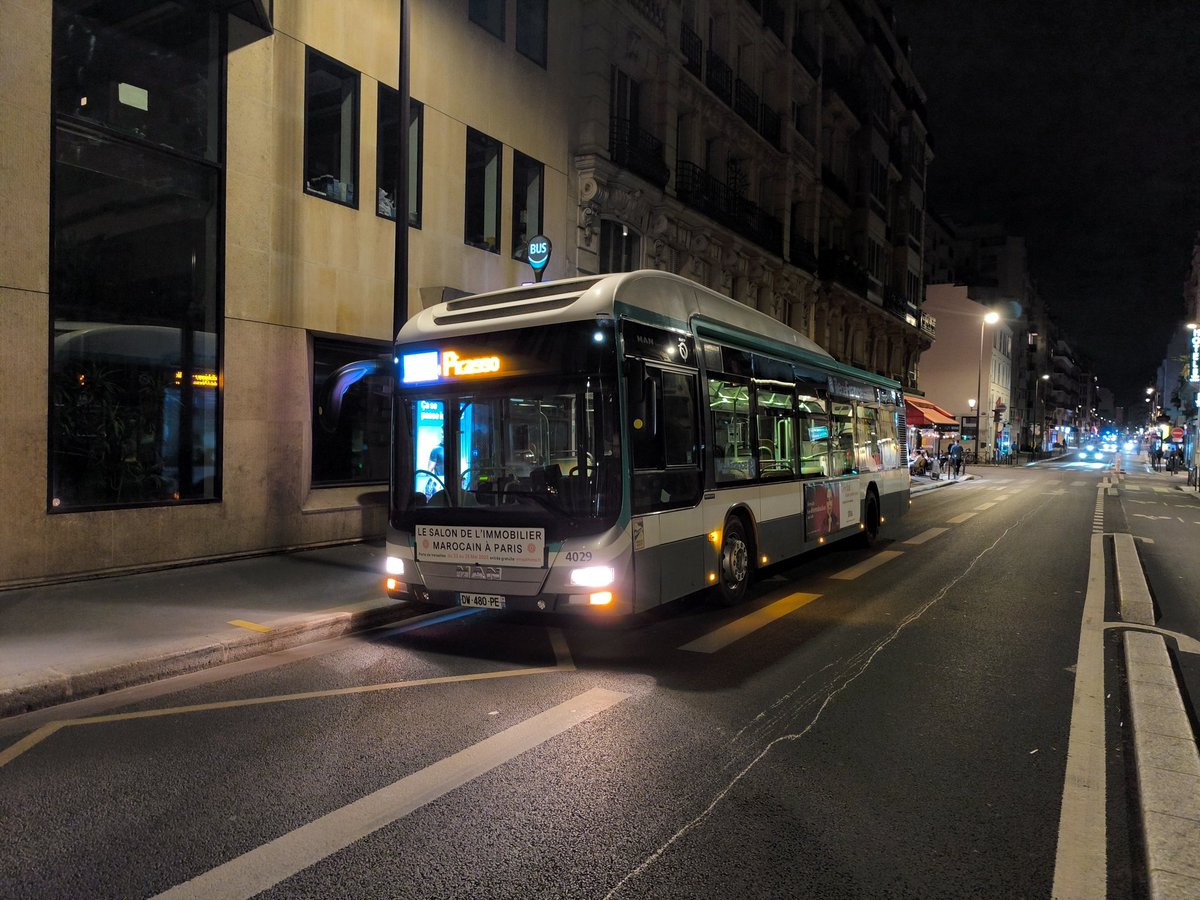 Leouzon's tweet photo. Quand un "chauffard" de la @RATP  frôle délibérément un cycliste à 10cm  puis le menace de lui casser la gueule...
Je ne sais pas ce qu'ils prennent, mais ça les rend agressifs !

Rue de Vaugirard, le 25 mai à minuit et demi
@prefpolice @Prefet75_IDF @Paris https://t.co/okbWyIaXpc