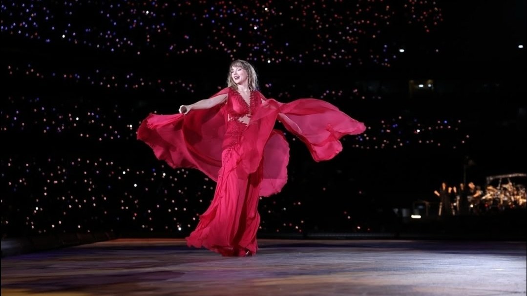 pttswift's tweet photo. 🔙 | Há 1 ano, Taylor Swift subia ao palco para o seu segundo concerto em Lisboa.

— Parabéns noite 2, estamos ansiosos pra reviver o dia 25 com vocês! 🎉 https://t.co/noQkwSPFdT