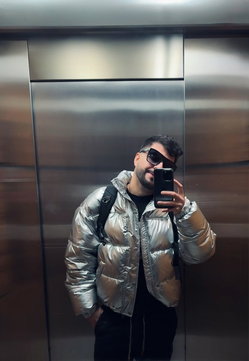 Acá a punto de lanzar la primera piedra.